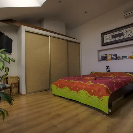 Loft In 97 Terbatas St Apartment