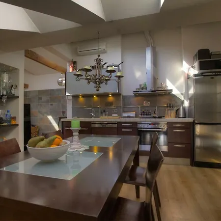 Loft In 97 Terbatas St * 리가